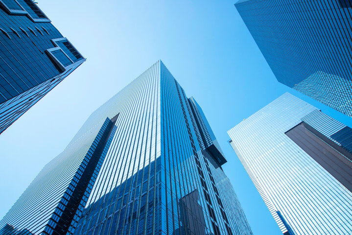 大手企業で働く